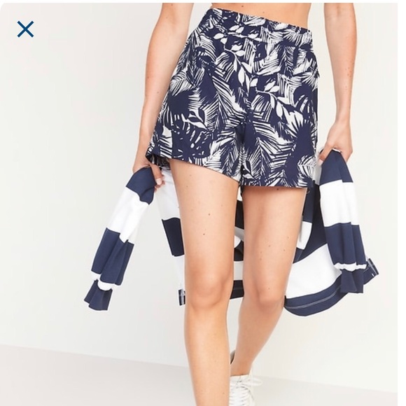Old Navy Pants - 💜Old Navy Palm Leaves Go Dry Shorts💜